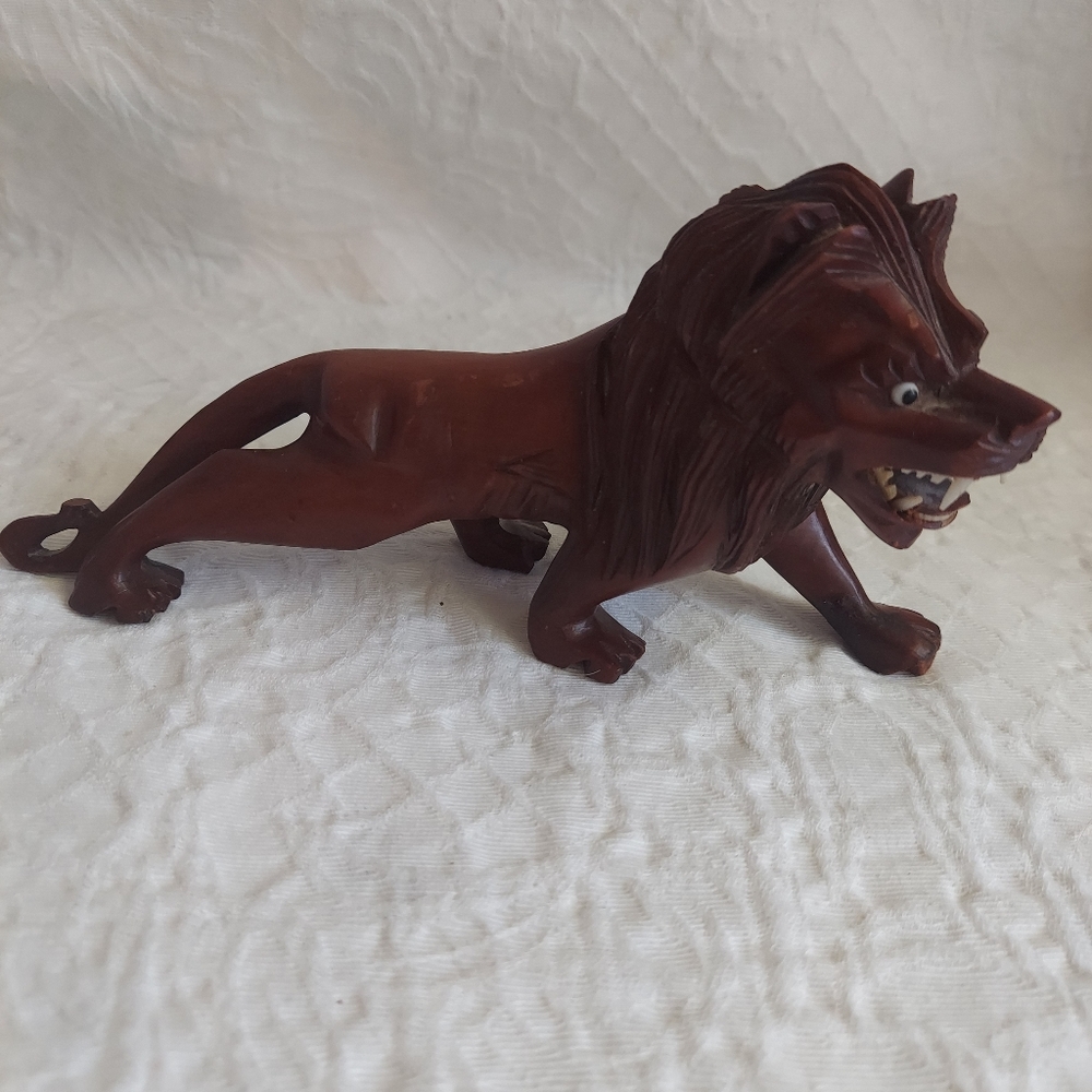 Carved lion statue/figurine